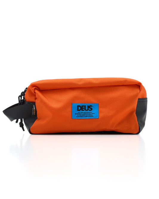 shoreline-wash-bag-mandarin-orange|Model